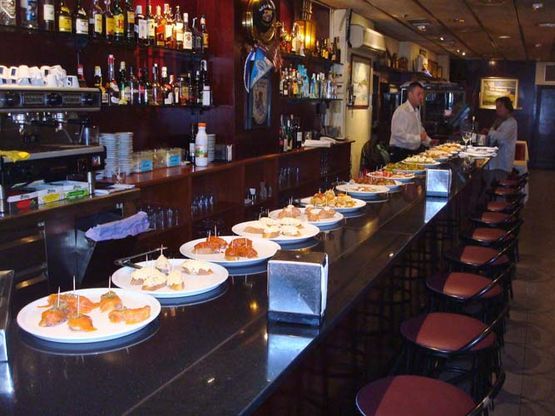 Una barra amb molts plats de menjar a sobre.