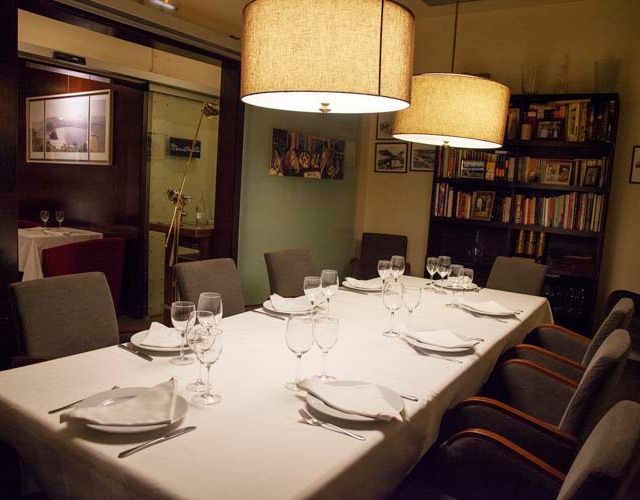 Mesa preparada para un gran festín en el restaurante.