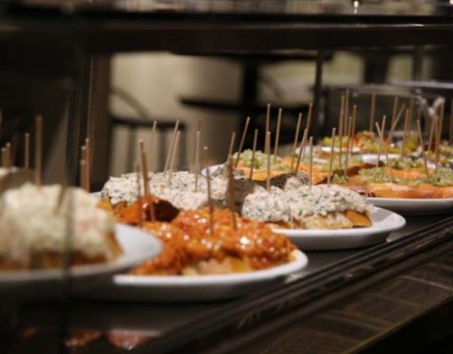 Fila de pintxos tradicionales vascos.