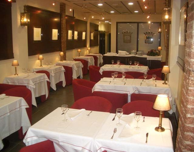 Vista general del interior del restaurante lleno de vida.