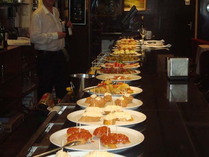 Variedad de pintxos recién hechos en el mostrador.